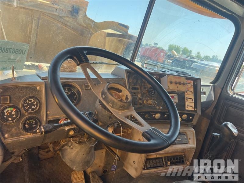 Mack RD688S Tovornjaki za vodo