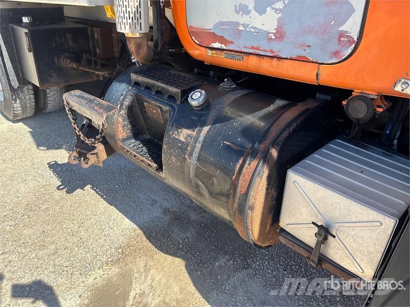 Mack RD688S Tipper trucks