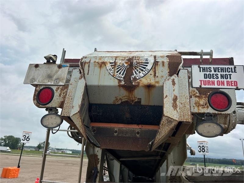 Mack Ultra XL 18 on Mack GU713 12x4 Stone Spreader Tru Stroje na výrobu betónových prefabrikátov