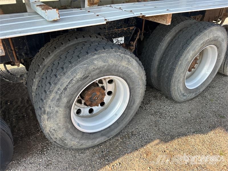 Mack Ultra XL 18 on Mack GU713 12x4 Stone Spreader Tru Stroje na výrobu betónových prefabrikátov