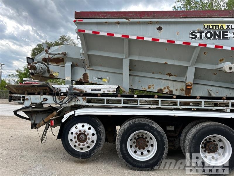 Mack Ultra XL 18 on Mack GU713 12x4 Stone Spreader Tru Stroje na výrobu betónových prefabrikátov