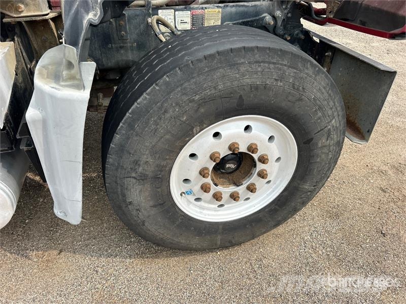 Mack Ultra XL 18 on Mack GU713 12x4 Stone Spreader Tru Stroje na výrobu betónových prefabrikátov