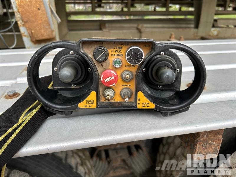Mack Ultra XL 18 on Mack GU713 12x4 Stone Spreader Tru Stroje na výrobu betónových prefabrikátov