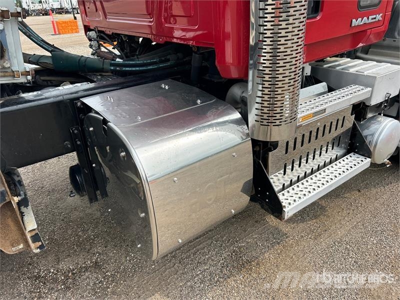 Mack Ultra XL 18 on Mack GU713 12x4 Stone Spreader Tru Stroje na výrobu betónových prefabrikátov