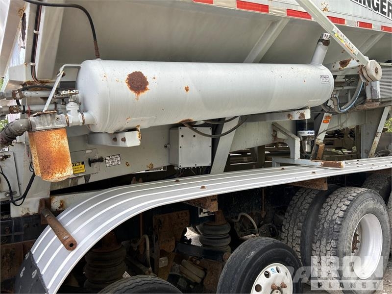 Mack Ultra XL 18 on Mack GU713 12x4 Stone Spreader Tru Stroje na výrobu betónových prefabrikátov