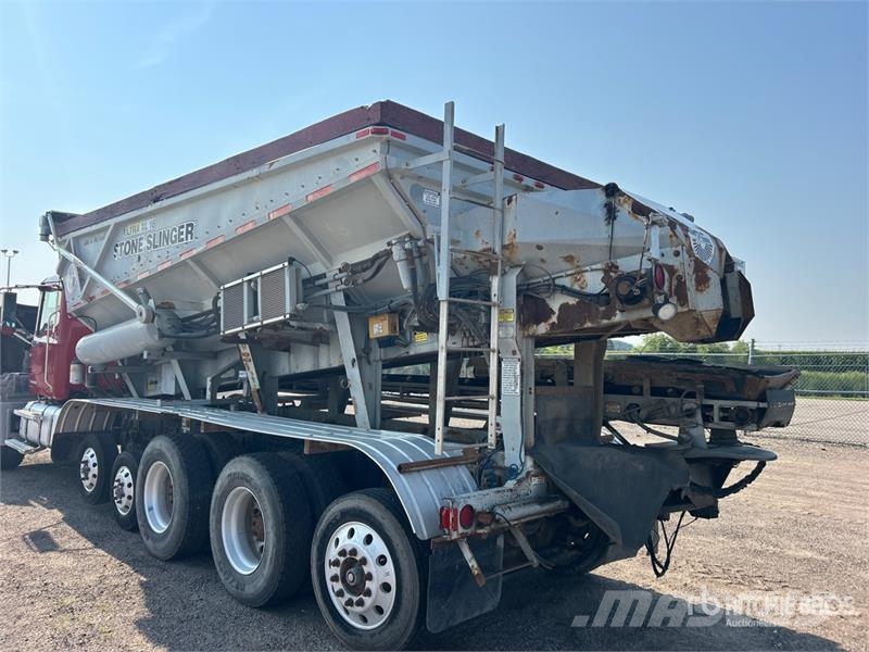 Mack Ultra XL 18 on Mack GU713 12x4 Stone Spreader Tru Stroje na výrobu betónových prefabrikátov