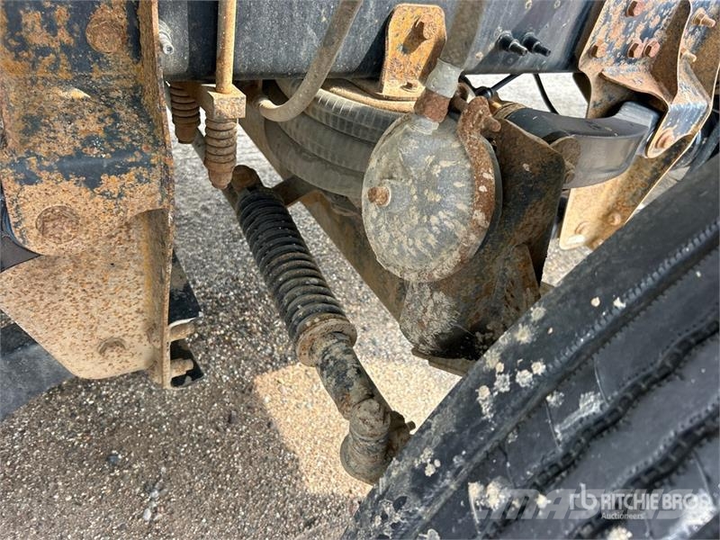 Mack Ultra XL 18 on Mack GU713 12x4 Stone Spreader Tru Stroje na výrobu betónových prefabrikátov
