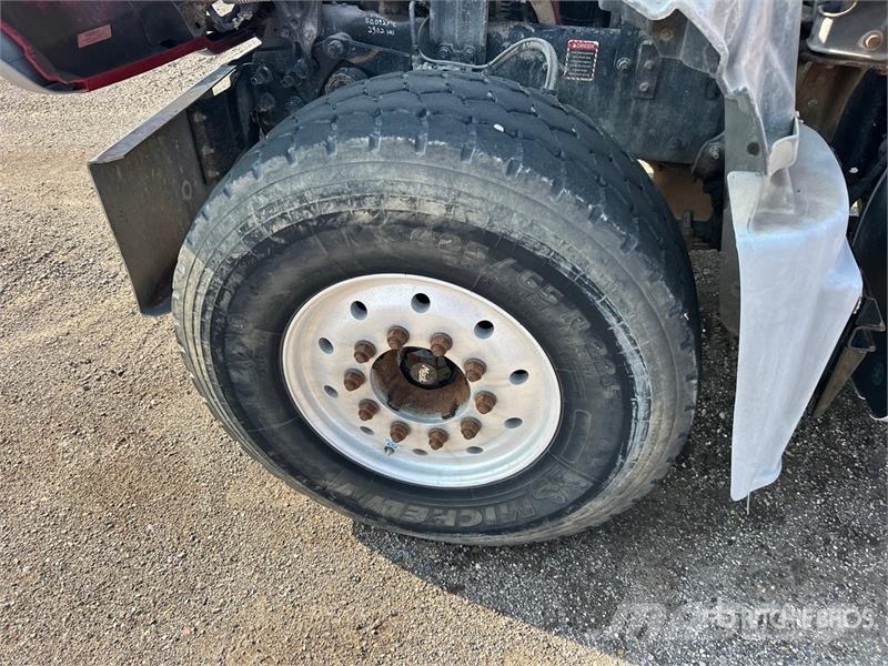 Mack Ultra XL 18 on Mack GU713 12x4 Stone Spreader Tru Stroje na výrobu betónových prefabrikátov