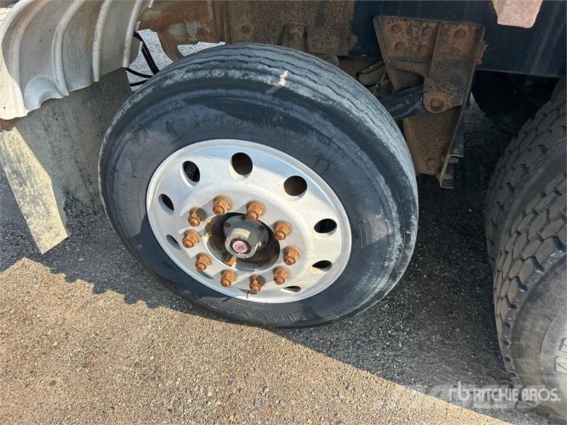 Mack Ultra XL 18 on Mack GU713 12x4 Stone Spreader Tru Stroje na výrobu betónových prefabrikátov