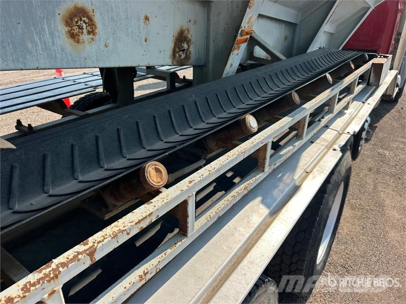 Mack Ultra XL 18 on Mack GU713 12x4 Stone Spreader Tru Stroje na výrobu betónových prefabrikátov