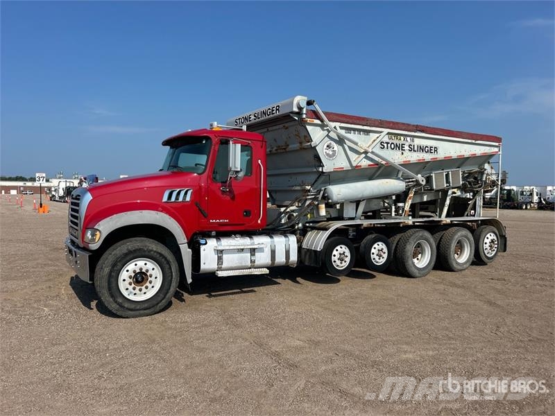 Mack Ultra XL 18 on Mack GU713 12x4 Stone Spreader Tru Stroje na výrobu betónových prefabrikátov