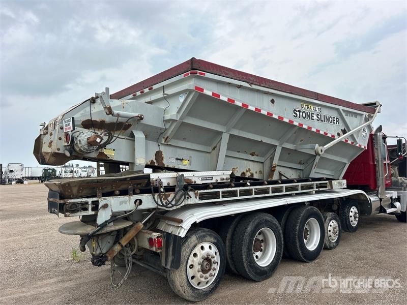Mack Ultra XL 18 on Mack GU713 12x4 Stone Spreader Tru Stroje na výrobu betónových prefabrikátov