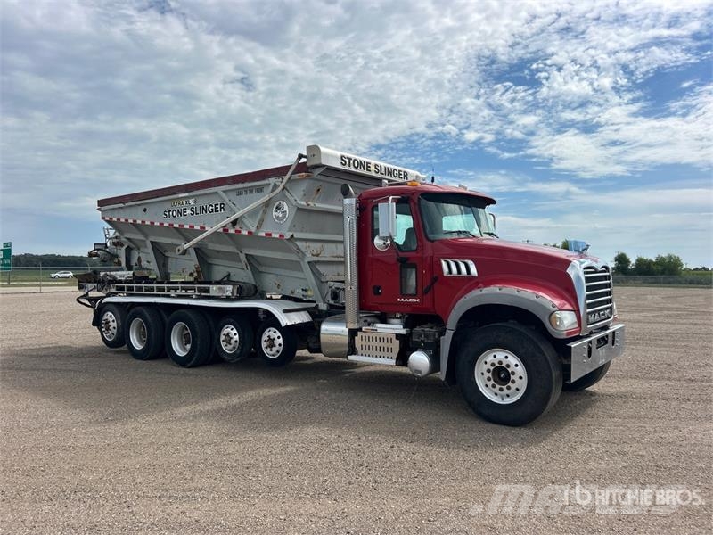 Mack Ultra XL 18 on Mack GU713 12x4 Stone Spreader Tru Stroje na výrobu betónových prefabrikátov