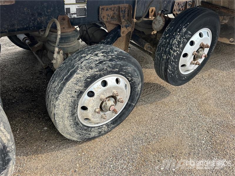 Mack Ultra XL 18 on Mack GU713 12x4 Stone Spreader Tru Stroje na výrobu betónových prefabrikátov