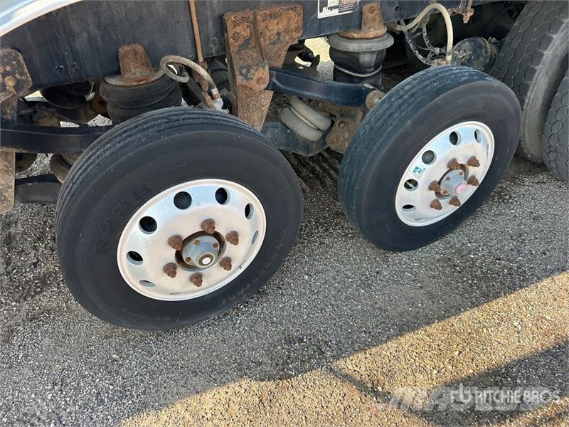Mack Ultra XL 18 on Mack GU713 12x4 Stone Spreader Tru Stroje na výrobu betónových prefabrikátov