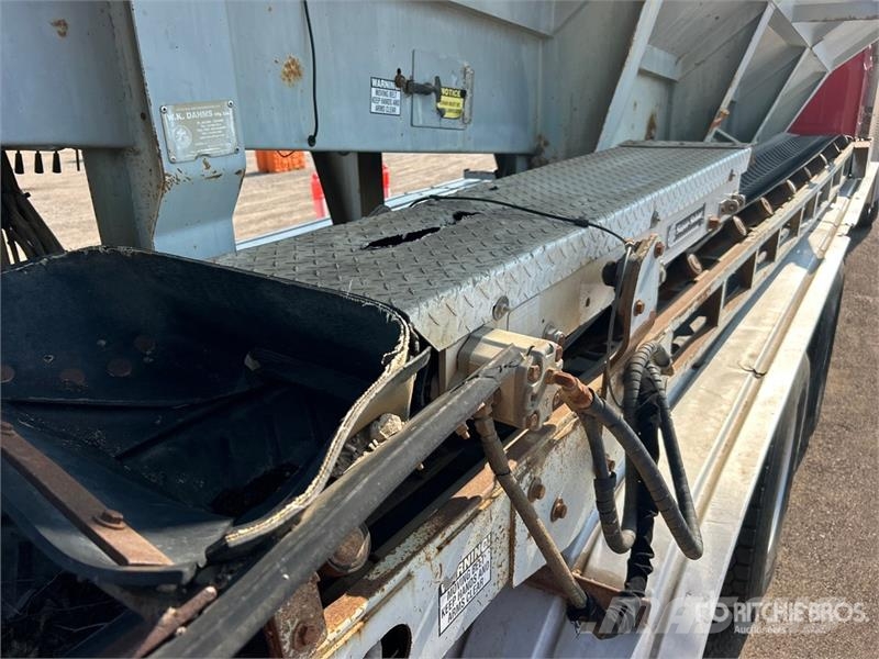 Mack Ultra XL 18 on Mack GU713 12x4 Stone Spreader Tru Stroje na výrobu betónových prefabrikátov
