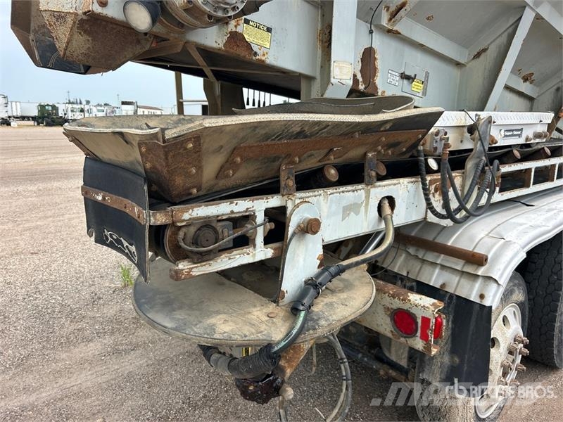 Mack Ultra XL 18 on Mack GU713 12x4 Stone Spreader Tru Stroje na výrobu betónových prefabrikátov