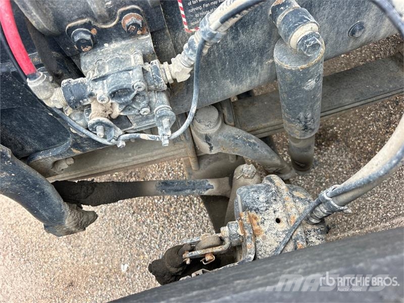 Mack Ultra XL 18 on Mack GU713 12x4 Stone Spreader Tru Stroje na výrobu betónových prefabrikátov