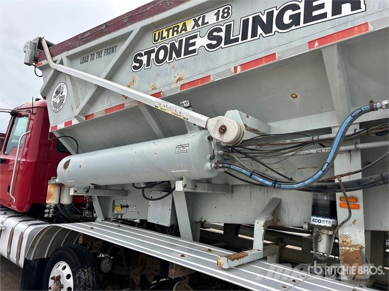 Mack Ultra XL 18 on Mack GU713 12x4 Stone Spreader Tru Stroje na výrobu betónových prefabrikátov