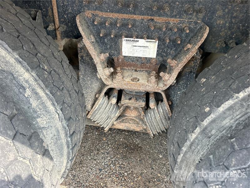 Mack Ultra XL 18 on Mack GU713 12x4 Stone Spreader Tru Stroje na výrobu betónových prefabrikátov