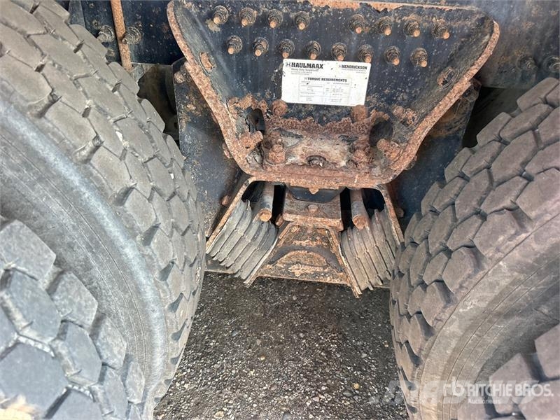 Mack Ultra XL 18 on Mack GU713 12x4 Stone Spreader Tru Stroje na výrobu betónových prefabrikátov