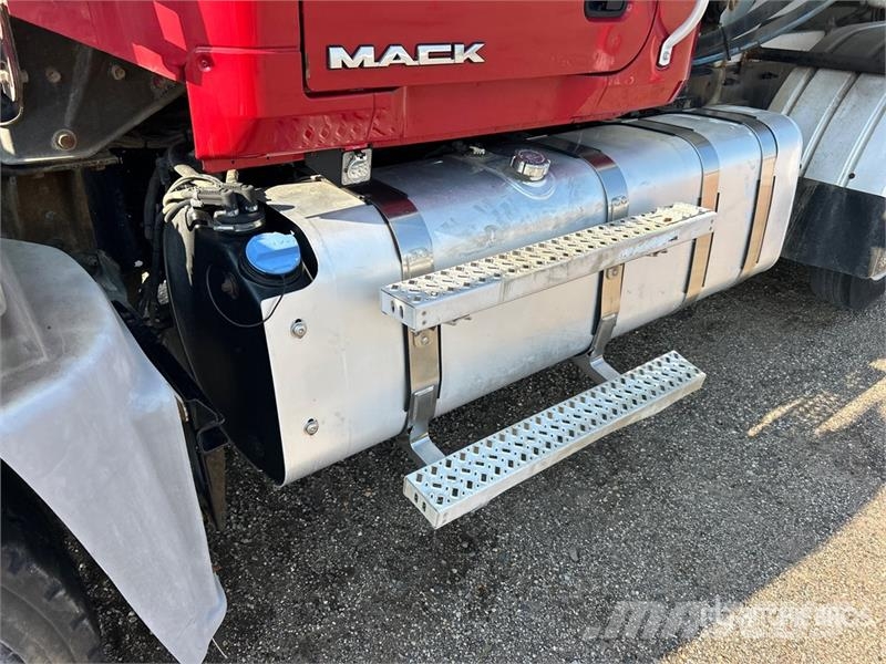Mack Ultra XL 18 on Mack GU713 12x4 Stone Spreader Tru Stroje na výrobu betónových prefabrikátov