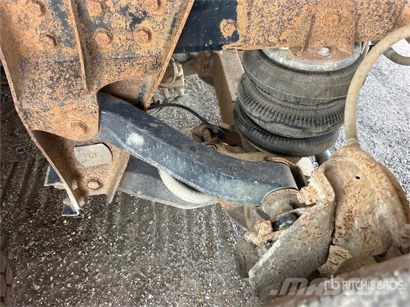 Mack Ultra XL 18 on Mack GU713 12x4 Stone Spreader Tru Stroje na výrobu betónových prefabrikátov