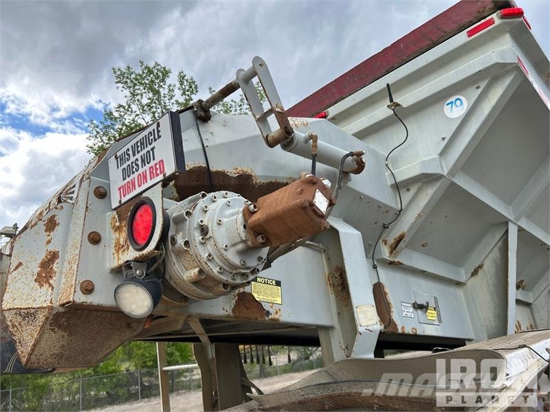 Mack Ultra XL 18 on Mack GU713 12x4 Stone Spreader Tru Stroje na výrobu betónových prefabrikátov