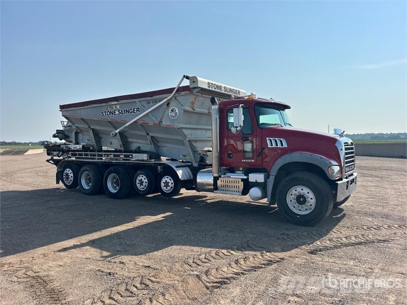 Mack Ultra XL 18 on Mack GU713 12x4 Stone Spreader Tru Stroje na výrobu betónových prefabrikátov