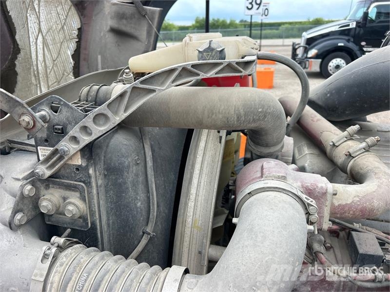 Mack Ultra XL 18 on Mack GU713 12x4 Stone Spreader Tru Stroje na výrobu betónových prefabrikátov