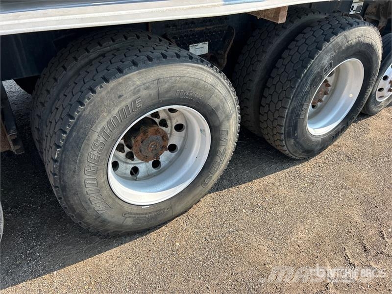 Mack Ultra XL 18 on Mack GU713 12x4 Stone Spreader Tru Stroje na výrobu betónových prefabrikátov