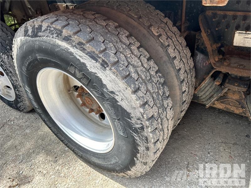 Mack Ultra XL 18 on Mack GU713 12x4 Stone Spreader Tru Stroje na výrobu betónových prefabrikátov