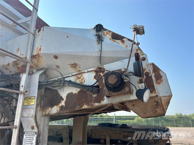 Mack Ultra XL 18 on Mack GU713 12x4 Stone Spreader Tru Stroje na výrobu betónových prefabrikátov