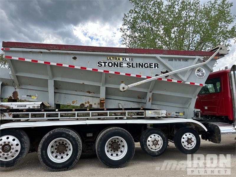 Mack Ultra XL 18 on Mack GU713 12x4 Stone Spreader Tru Stroje na výrobu betónových prefabrikátov