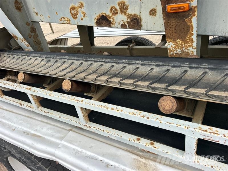 Mack Ultra XL 18 on Mack GU713 12x4 Stone Spreader Tru Stroje na výrobu betónových prefabrikátov