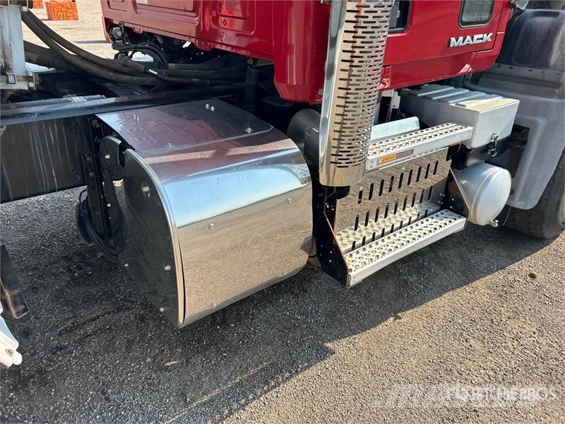 Mack Ultra XL 18 on Mack GU713 12x4 Stone Spreader Tru Stroje na výrobu betónových prefabrikátov