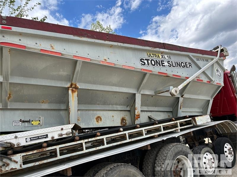Mack Ultra XL 18 on Mack GU713 12x4 Stone Spreader Tru Stroje na výrobu betónových prefabrikátov