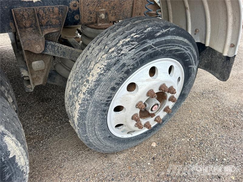 Mack Ultra XL 18 on Mack GU713 12x4 Stone Spreader Tru Stroje na výrobu betónových prefabrikátov