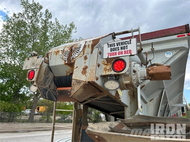 Mack Ultra XL 18 on Mack GU713 12x4 Stone Spreader Tru Stroje na výrobu betónových prefabrikátov