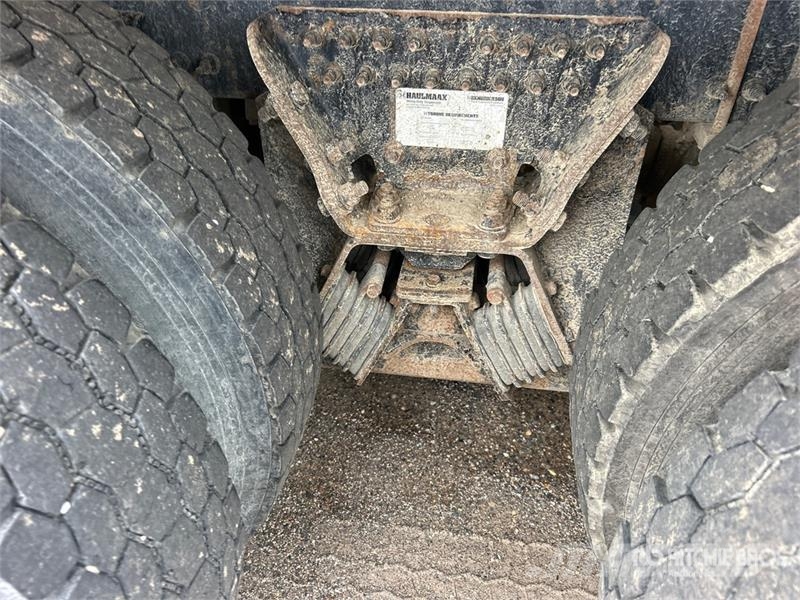 Mack Ultra XL 18 on Mack GU713 12x4 Stone Spreader Tru Stroje na výrobu betónových prefabrikátov