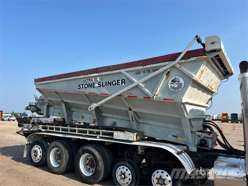 Mack Ultra XL 18 on Mack GU713 12x4 Stone Spreader Tru Stroje na výrobu betónových prefabrikátov