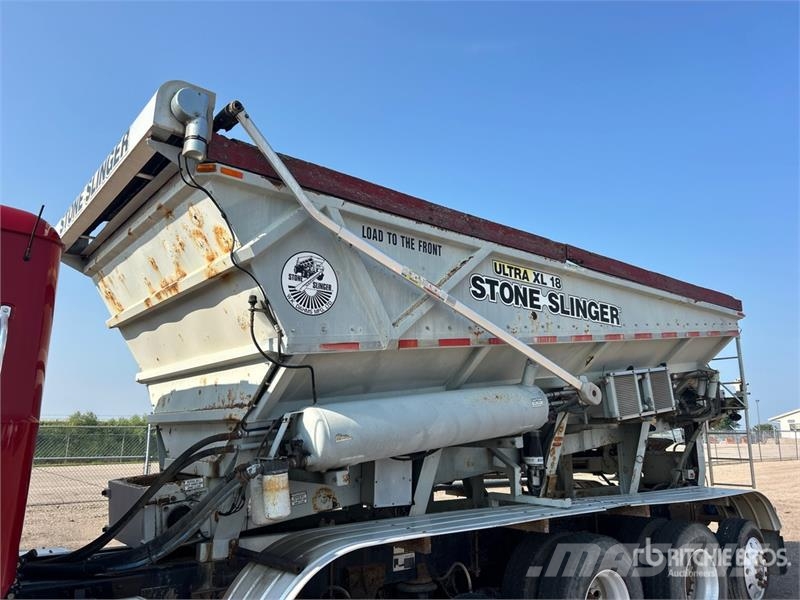 Mack Ultra XL 18 on Mack GU713 12x4 Stone Spreader Tru Stroje na výrobu betónových prefabrikátov