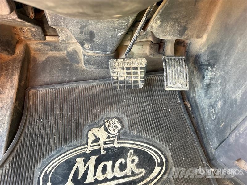 Mack Ultra XL 18 on Mack GU713 12x4 Stone Spreader Tru Stroje na výrobu betónových prefabrikátov