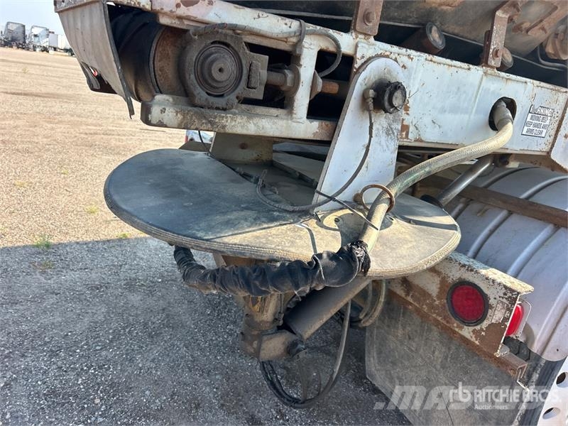 Mack Ultra XL 18 on Mack GU713 12x4 Stone Spreader Tru Stroje na výrobu betónových prefabrikátov