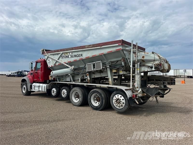Mack Ultra XL 18 on Mack GU713 12x4 Stone Spreader Tru Stroje na výrobu betónových prefabrikátov