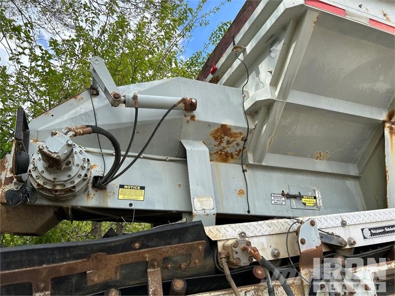 Mack Ultra XL 18 on Mack GU713 12x4 Stone Spreader Tru Stroje na výrobu betónových prefabrikátov