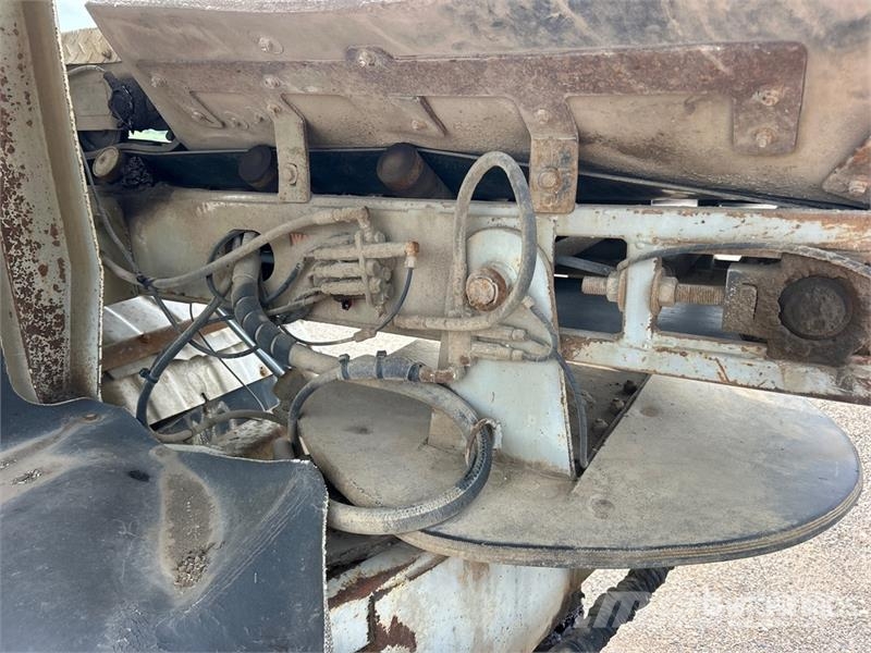 Mack Ultra XL 18 on Mack GU713 12x4 Stone Spreader Tru Stroje na výrobu betónových prefabrikátov