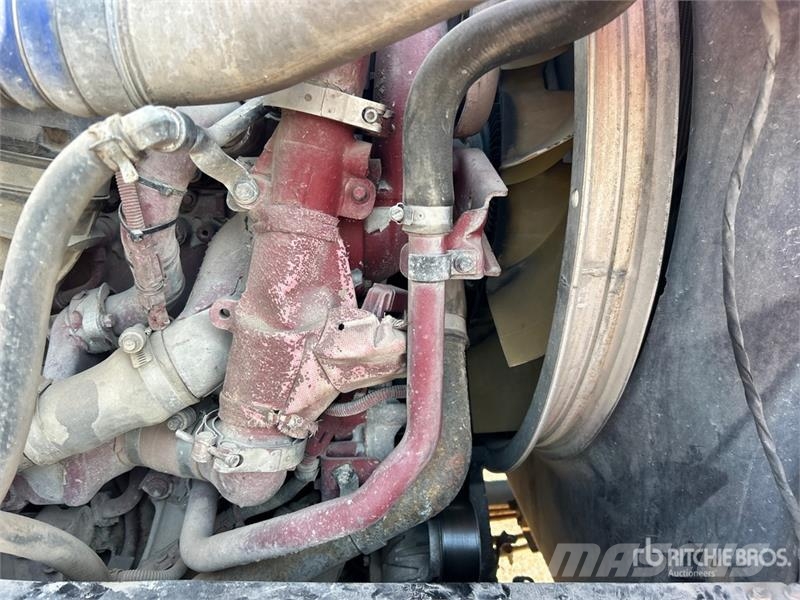 Mack Ultra XL 18 on Mack GU713 12x4 Stone Spreader Tru Stroje na výrobu betónových prefabrikátov