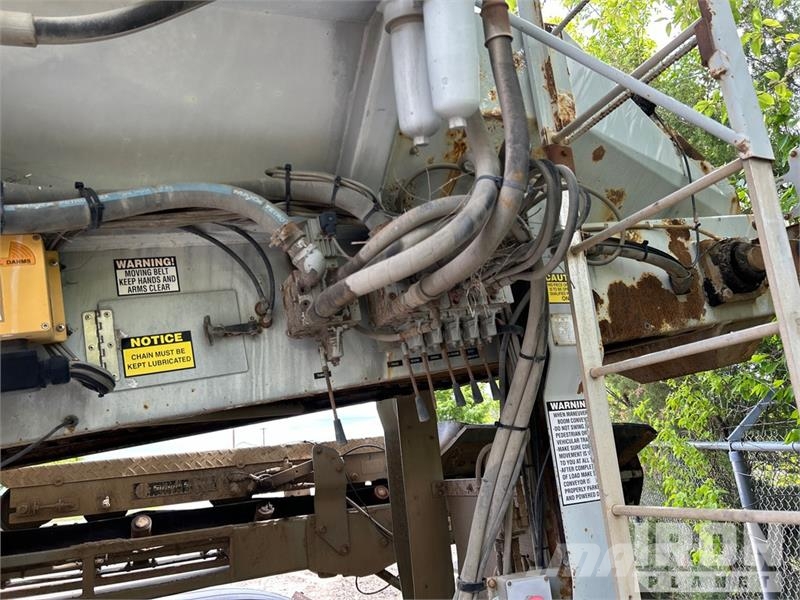 Mack Ultra XL 18 on Mack GU713 12x4 Stone Spreader Tru Stroje na výrobu betónových prefabrikátov
