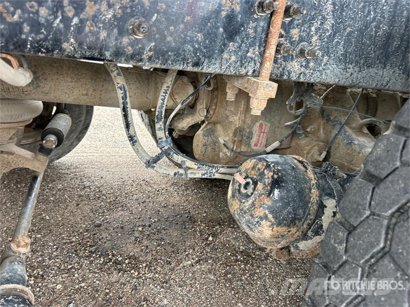 Mack Ultra XL 18 on Mack GU713 12x4 Stone Spreader Tru Stroje na výrobu betónových prefabrikátov